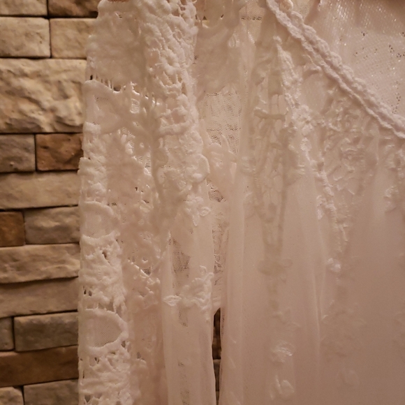 White lace top. "LILLY MASON" - Picture 5 of 15